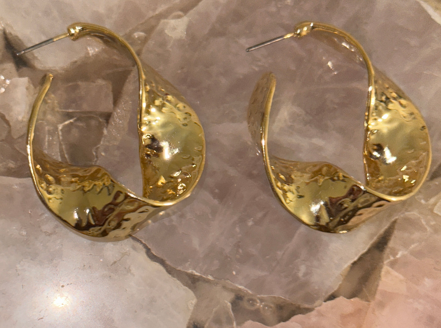 “Savior” twisted hoop earrings (Gold)